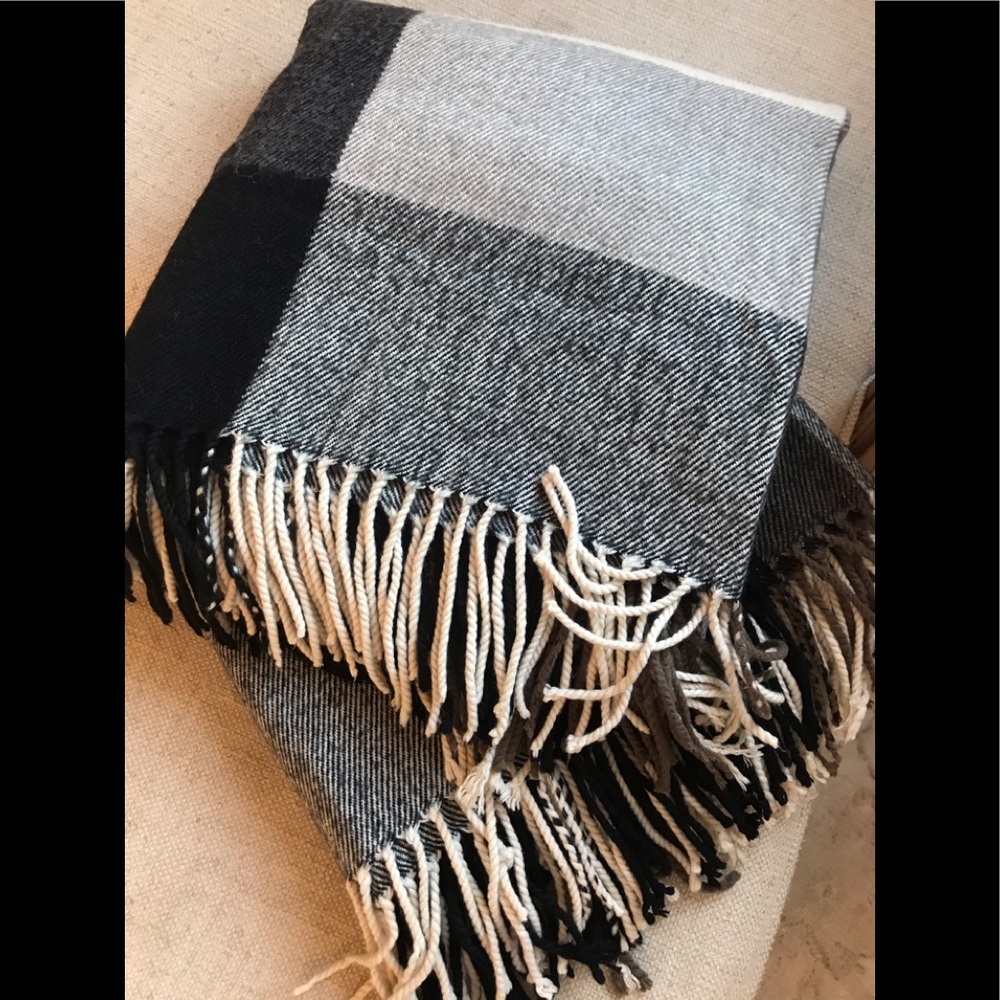 2  plaid, throw blankets